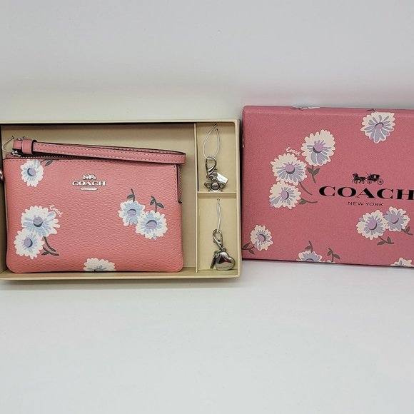 Coach Boxed Corner Zip Wristlet with Daisy Print C3218 Bubblegum Multi - Picture 1 of 4